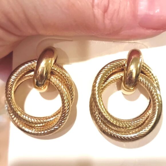 NEW TEXTURED GOLD DOUBLE CIRCLE STUD EARRINGS - Picture 2 of 7